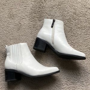 Blondo Elvina waterproof Chelsea boot white size 7